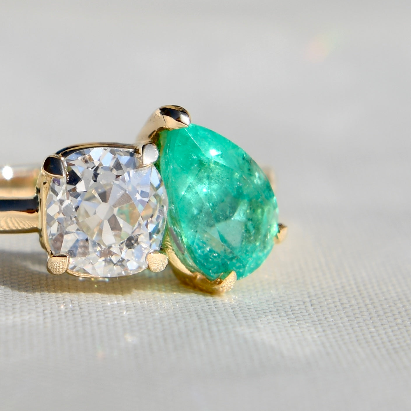 Colombian emerald and 1.10 ct old mine cut diamond Toi et Moi ring