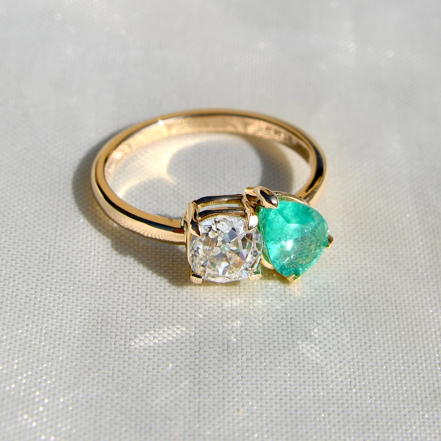 Colombian emerald and 1.10 ct old mine cut diamond Toi et Moi ring