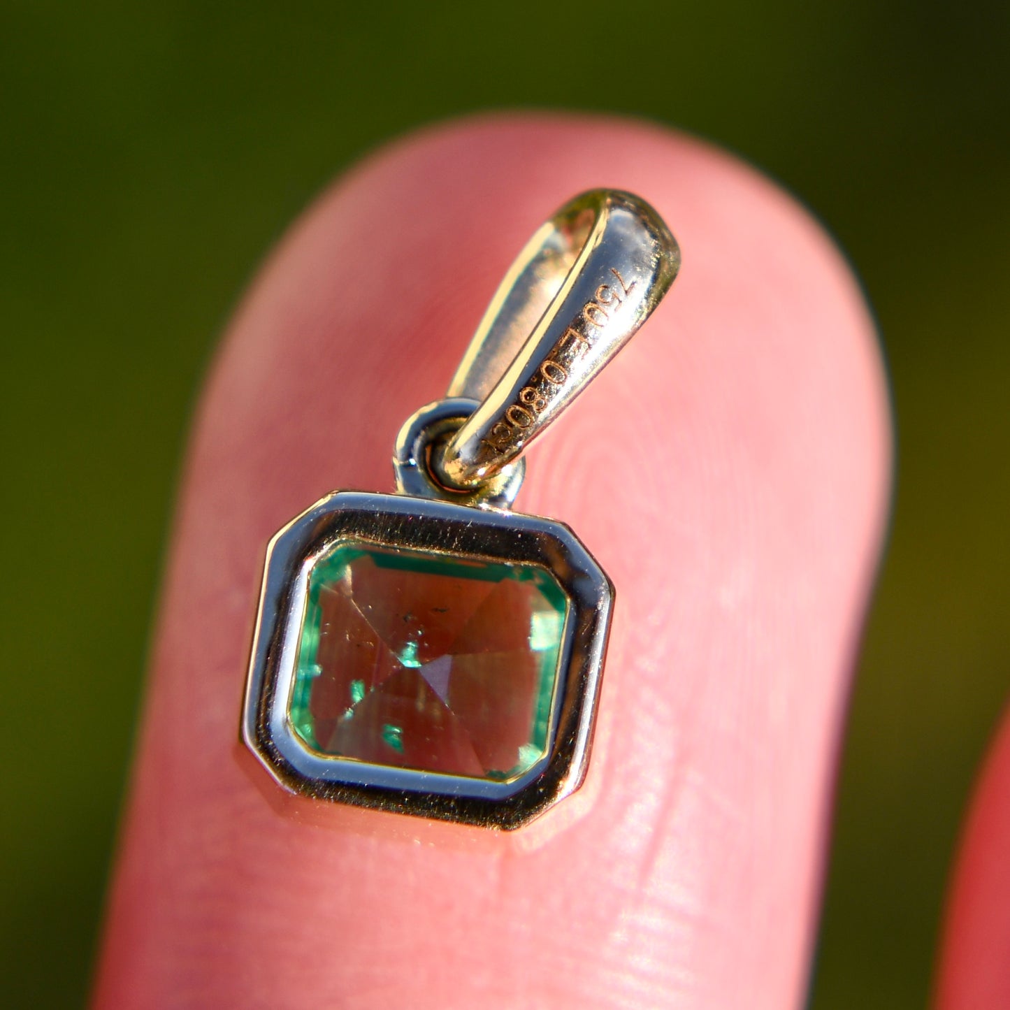 0.80 ct Colombian emerald pendant