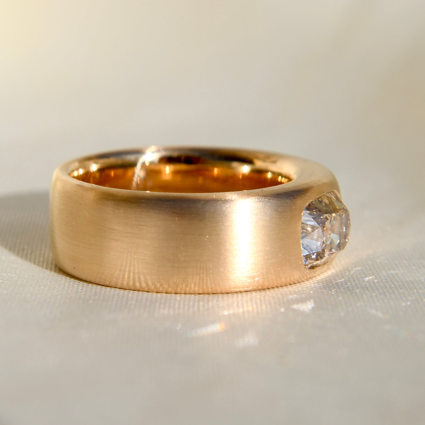 20/ 100 - Bespoke 1.67 ct old mine cut diamond band ring in 18k yellow gold