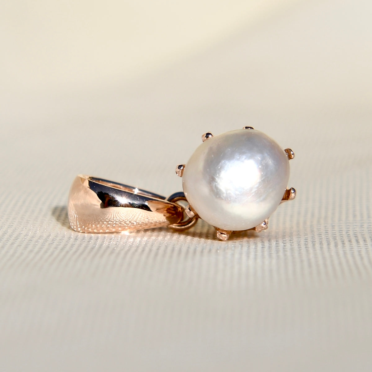 Natural saltwater pearl pendant