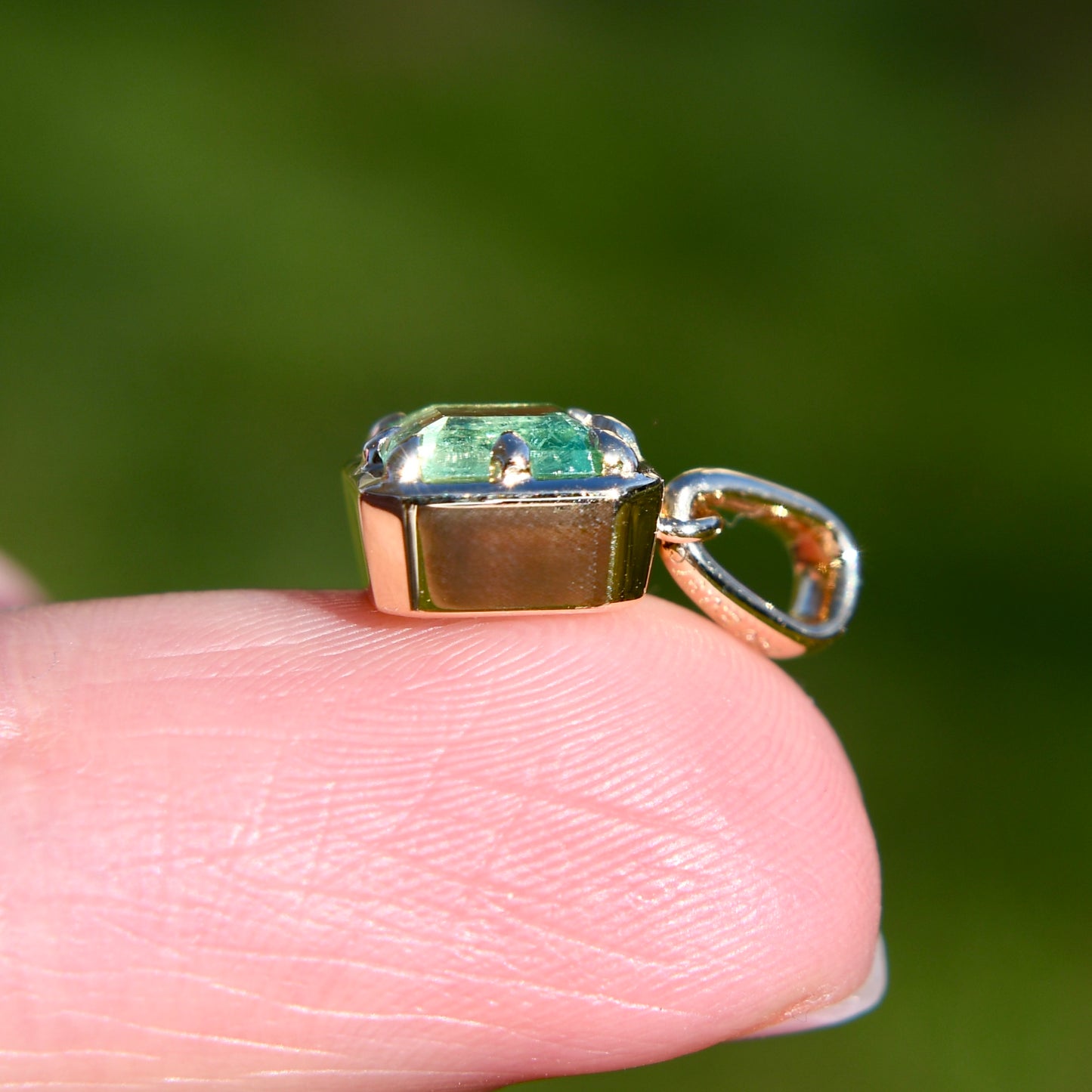 0.97 ct Colombian emerald pendant