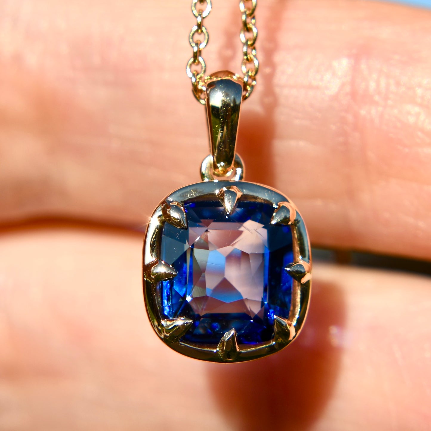 2.88 ct Ceylon sapphire pendant
