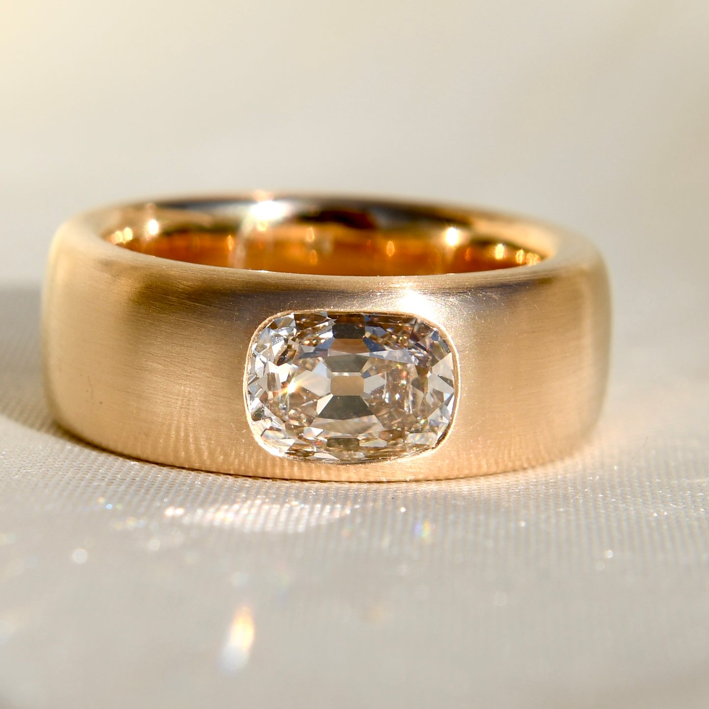 20/ 100 - Bespoke 1.67 ct old mine cut diamond band ring in 18k yellow gold