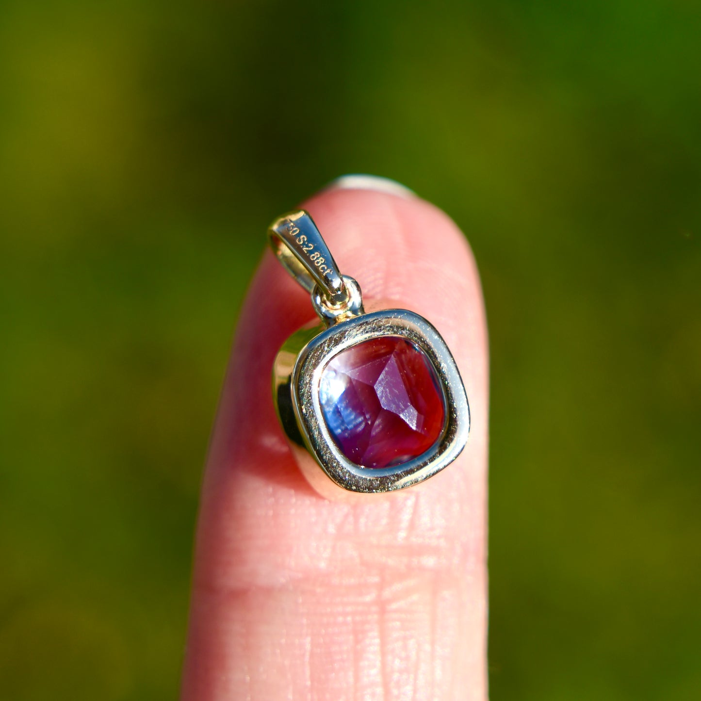 2.88 ct Ceylon sapphire pendant