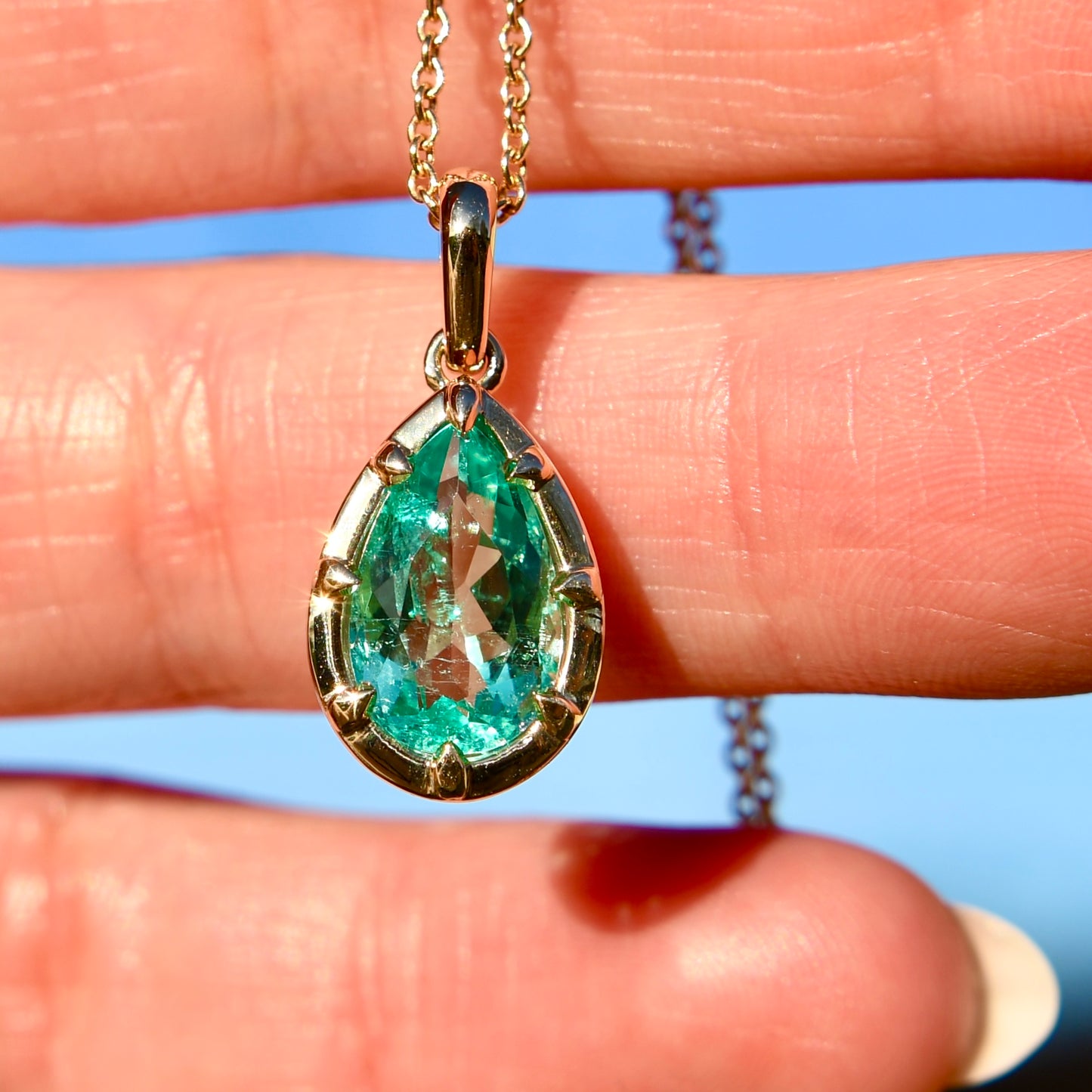 1.92 ct Colombian emerald pendant
