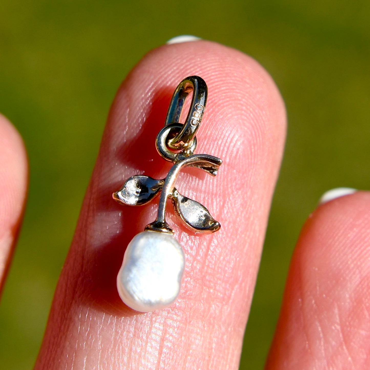 Natural saltwater baroque pearl and rose cut diamond pendant