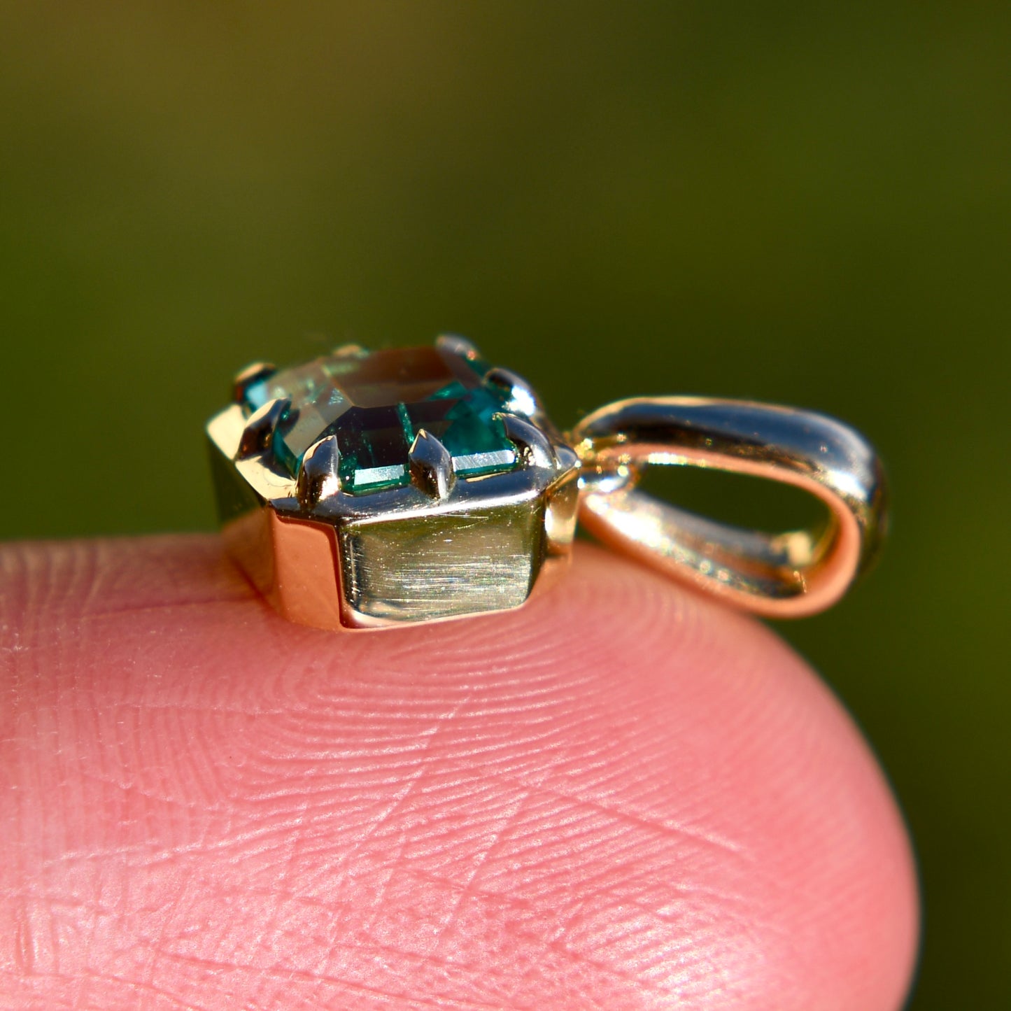 0.80 ct Colombian emerald pendant