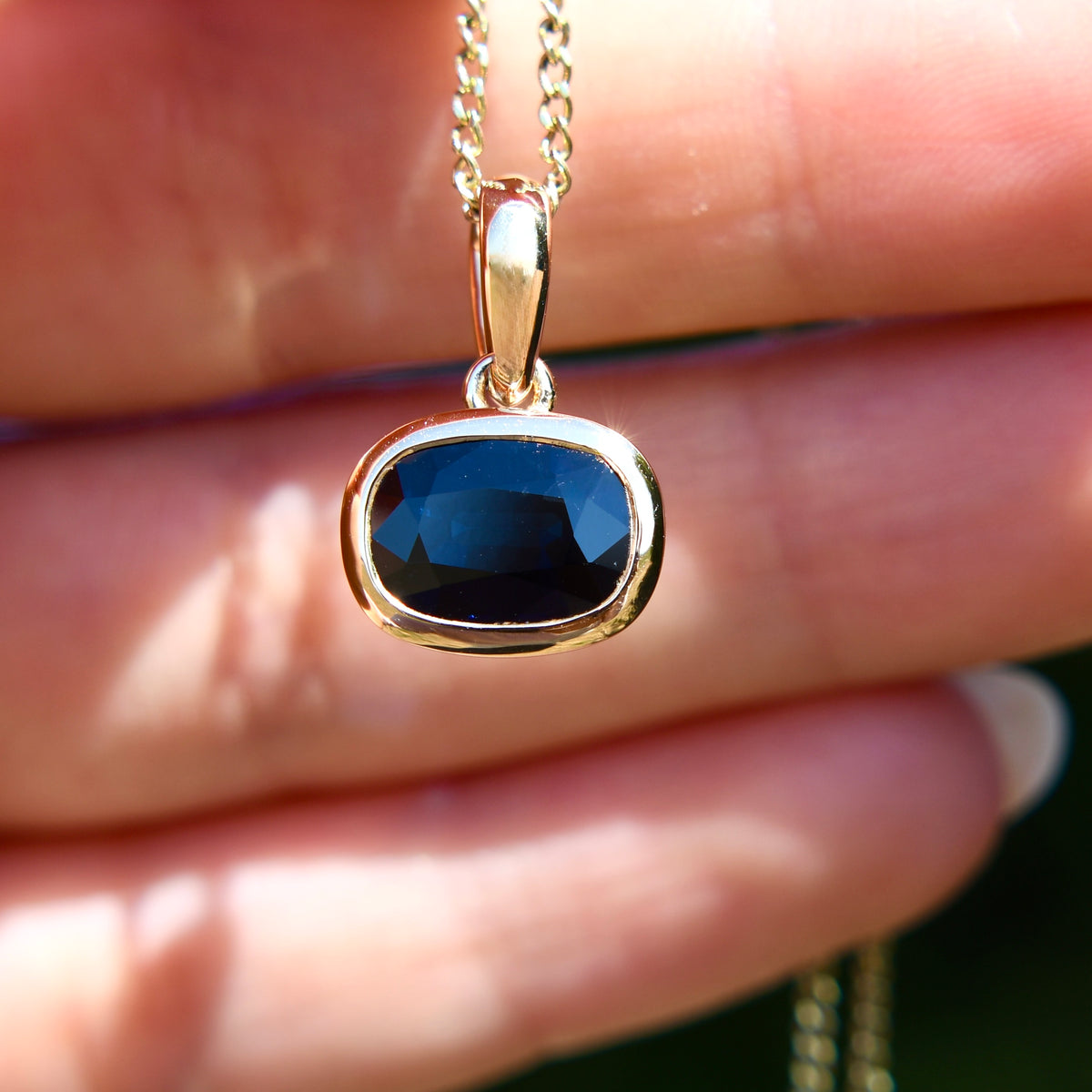 2.21 ct Australian sapphire pendant