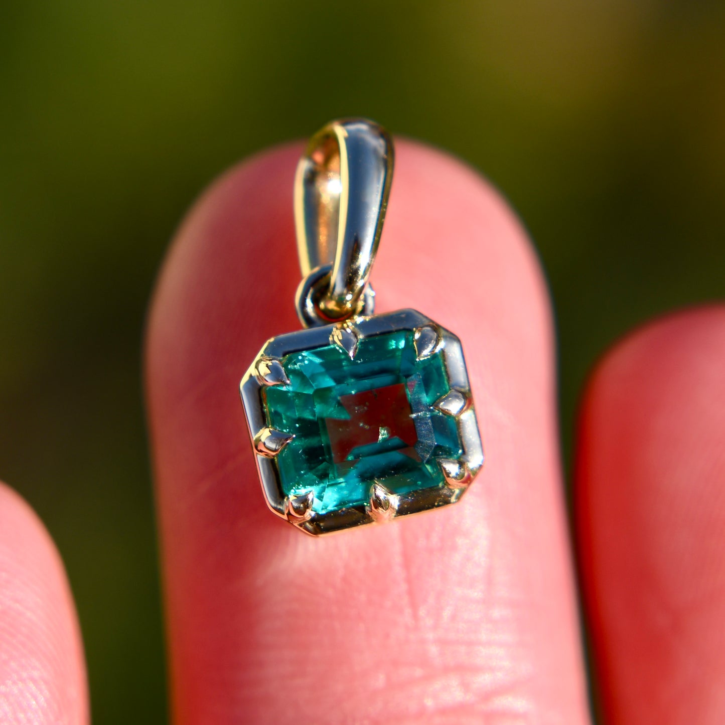 0.80 ct Colombian emerald pendant