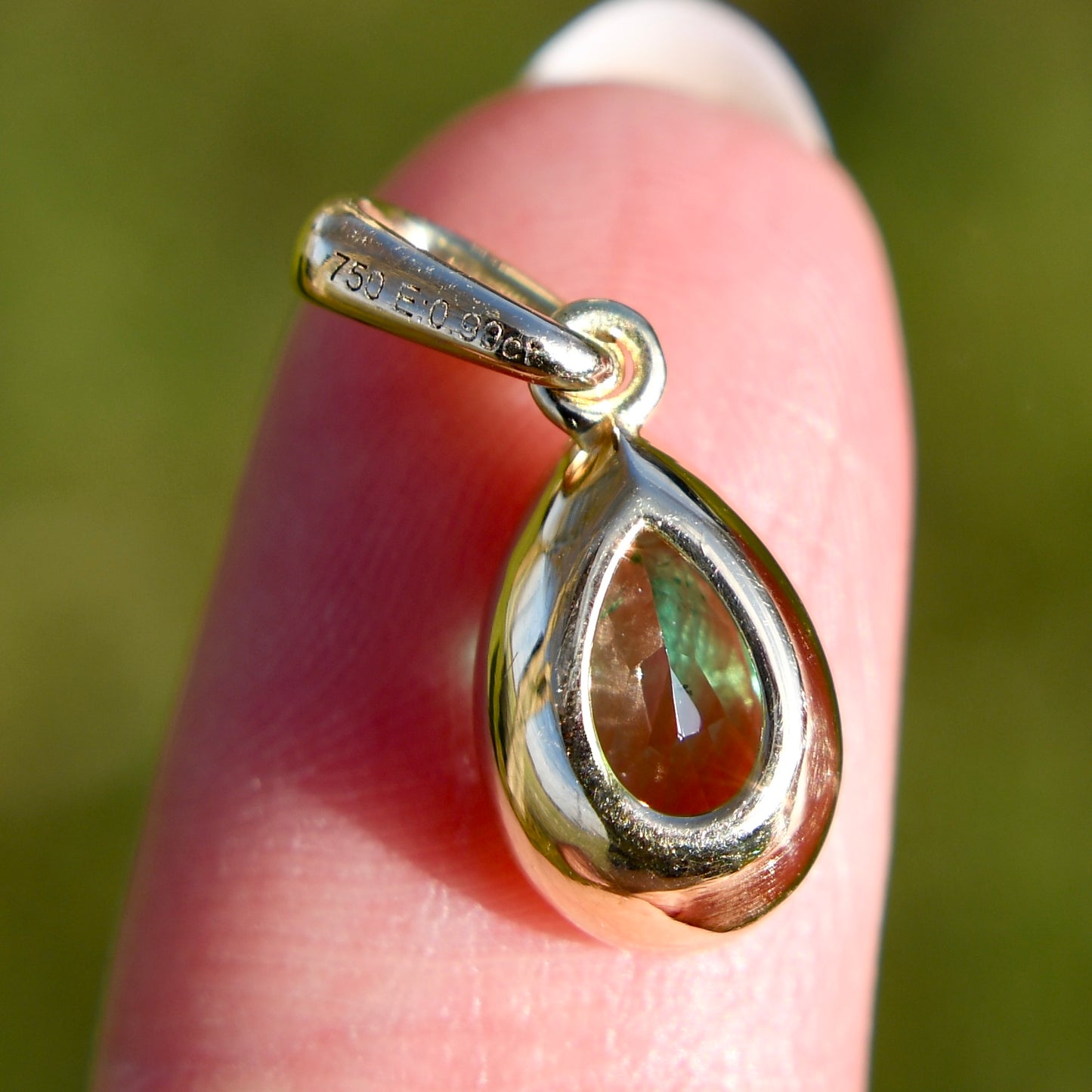 0.90 ct Colombian emerald pendant