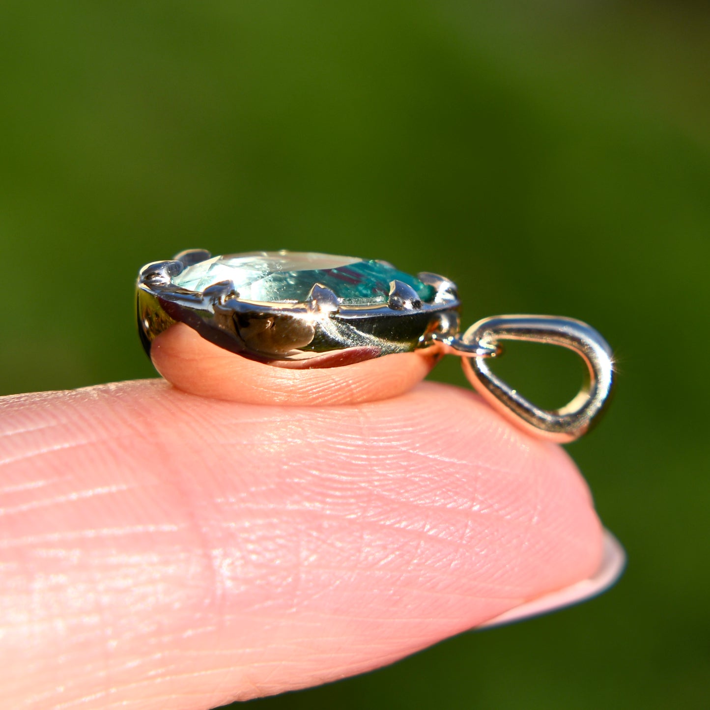 1.92 ct Colombian emerald pendant